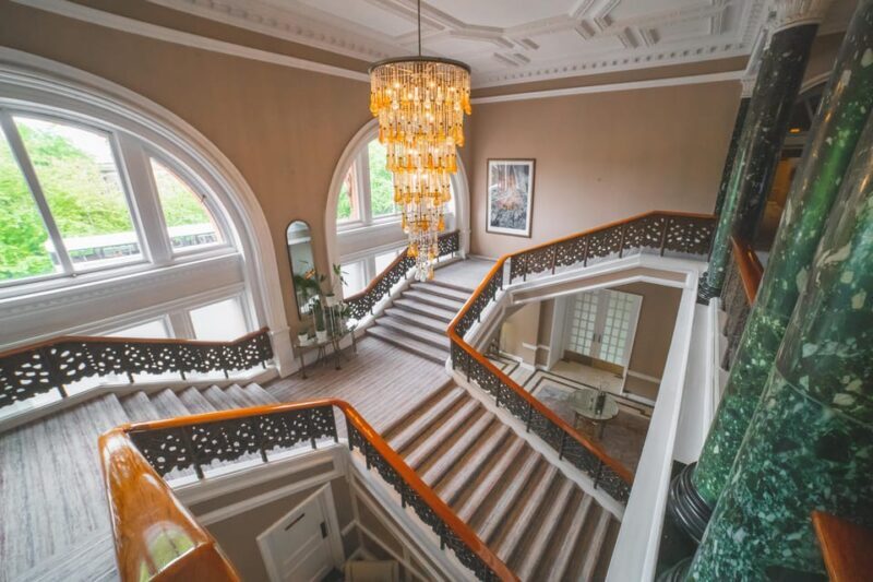 Edinburgh: Magic show, with famous magician, in luxury hotel - An Introduction to Edinburgh’s Magic Show