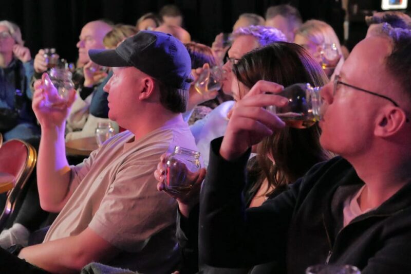 Edinburgh: Mountebank Comedy Whisky Tasting - A Close Look at the Experience