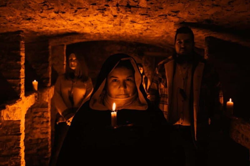 Edinburgh: Multi-Sensory Adults Haunted Vaults Night Tour - Guide Quality and Atmosphere