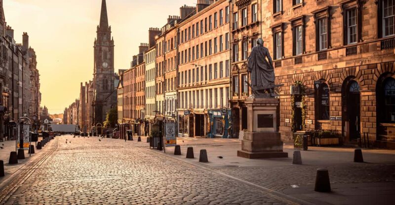 Edinburgh: Old Town Private Walking Tour With Historian - Key Points