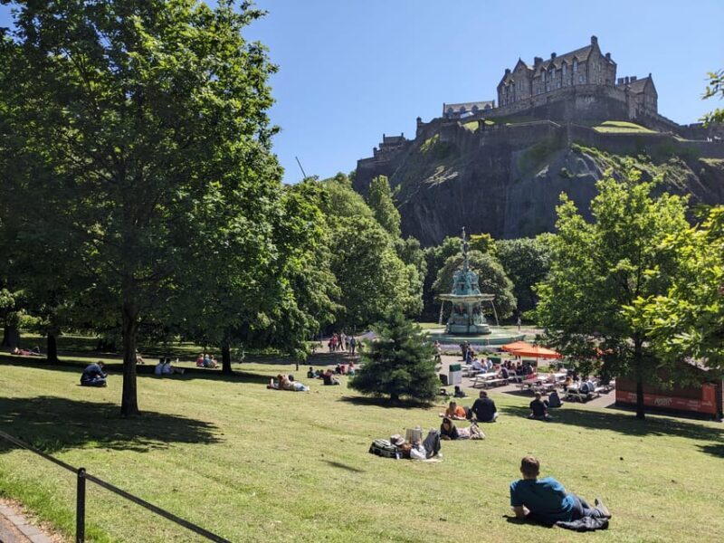 Edinburgh's must-see attractions: walking tour in French - A Deep Dive into the Edinburgh Experience