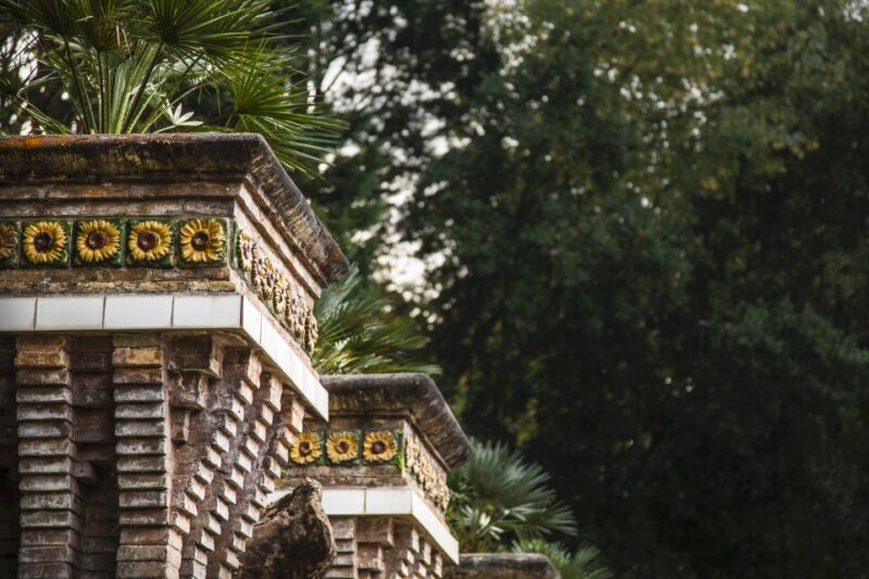 El Capricho Entrance Ticket - Visitor Amenities