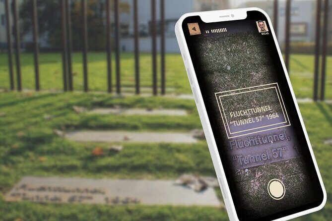 Escaping and spying on the Berlin Wall Scavenger hunt - Introduction to the Experience