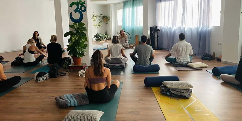 Estepona: Yoga and Fitness Studio Class - Setting and Atmosphere