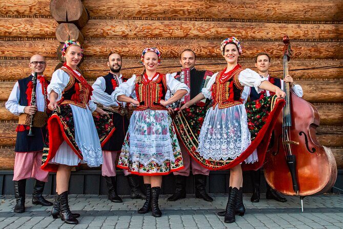 Evening Folk Show, singing, dancing and delicious food - Key Points