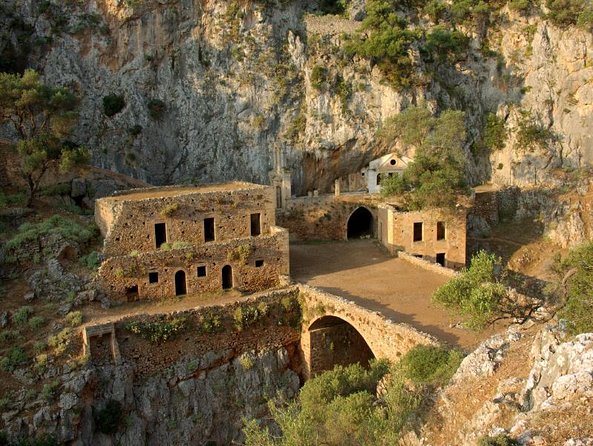 Explore Akrotiri and Oia Private Tour - Discovering Oia Village