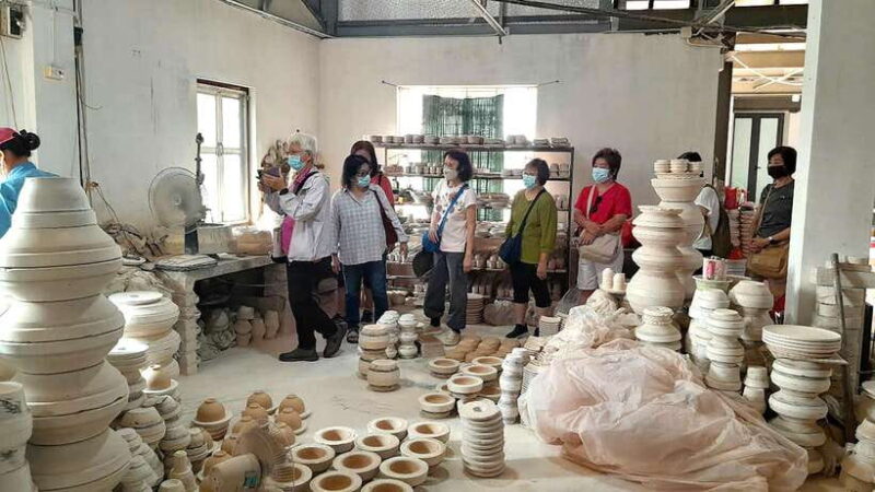 Explore Bat Trang Village & Ceramics Factories / Local Guide - Pottery-Making and Painting Factories