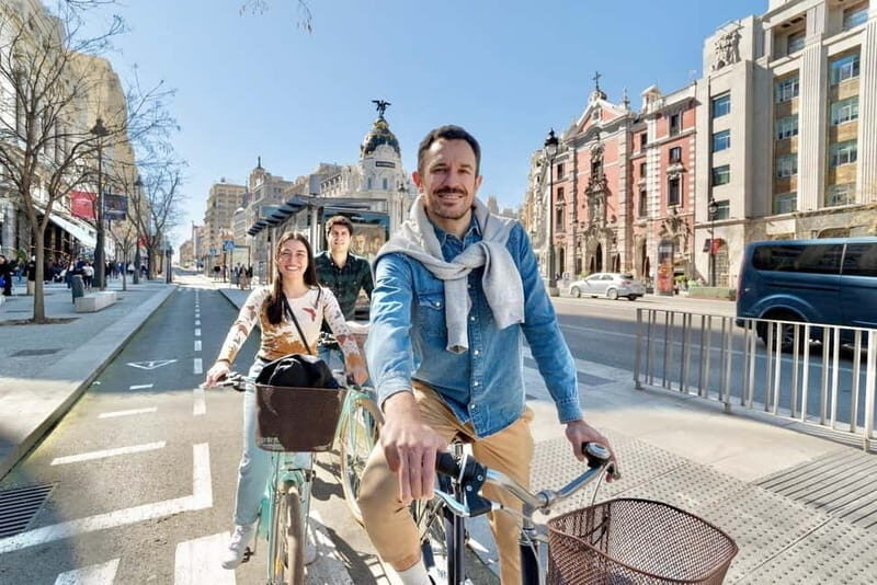 Explore Madrid by bike taking photos with Benja - Key Points