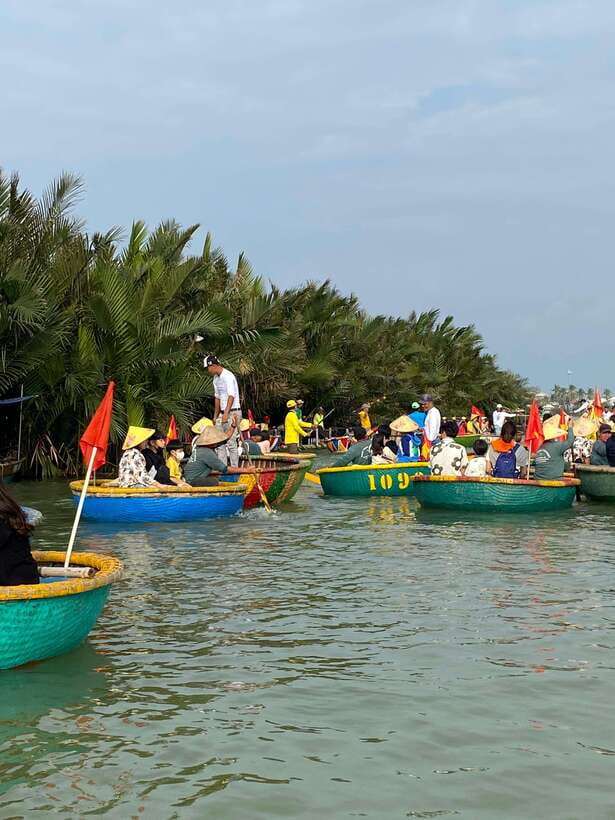 Exploring Hoi an Basket Boat Tour With Local People - Fun and Engaging Activities