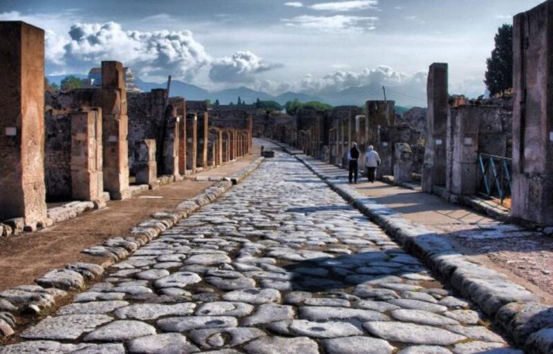 Exploring Pompeii Discovering the Ancient Ruins - The Eruption That Froze Time