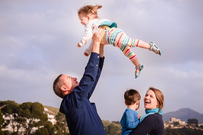 Family & Couple Photoshoot With a Professional Photographer - Deliverables and Gallery Access