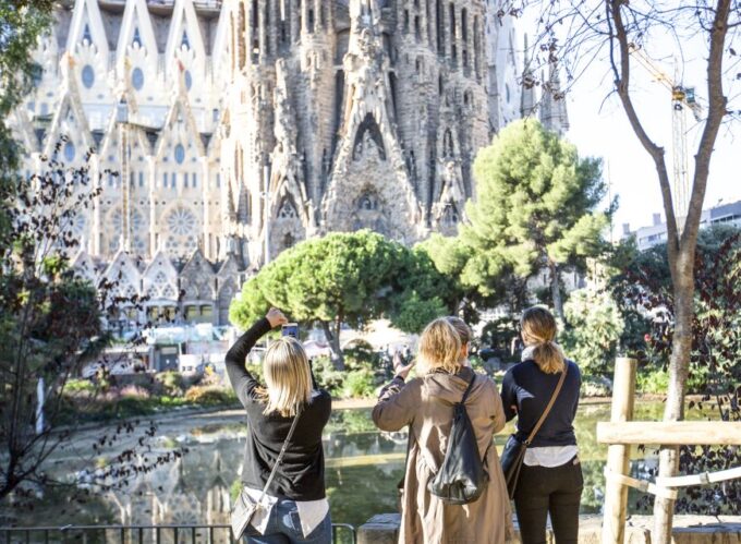Fast-Track Access: Sagrada Familia 1.5-Hour Guided Tour - Gaudís Life and Legacy