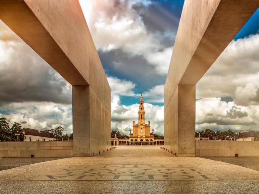 Fatima, Óbidos, Nazaré and Batalha - Full Day Private Tour - Sacred Fatima