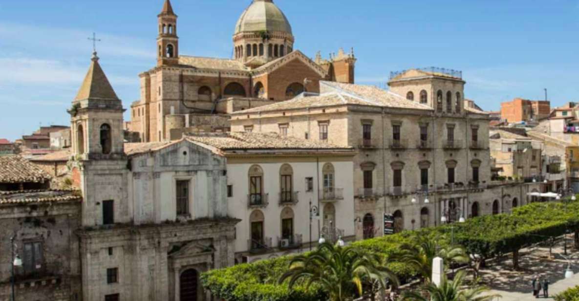 Favara: Guided Walking Tour With Cannolo and Sicilian Lunch - Key Points