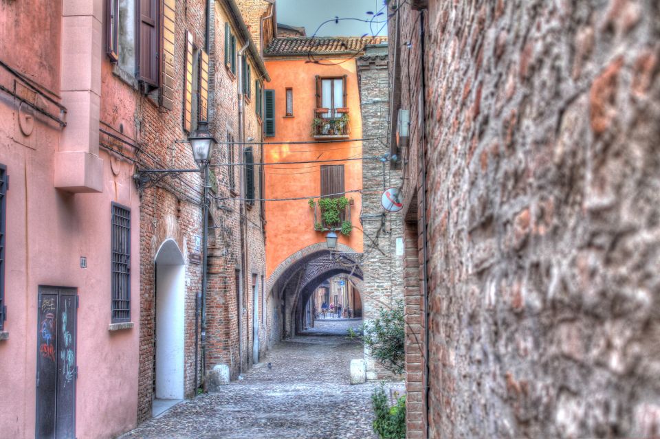 Ferrara: 2-Hour City Center Walking Tour - Herculean Addition and Castle