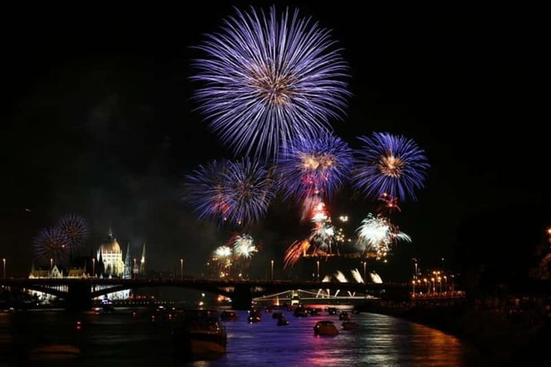Fireworks Gala Dinner With Bar Piano - Who Would Enjoy This Experience?