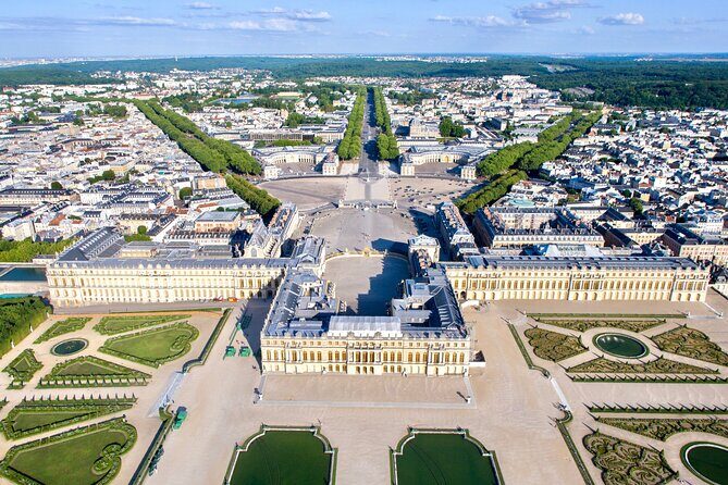 Fly around Paris with a local pilot - A Detailed Look at the Experience