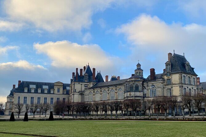 Fontainebleau, Versailles, Trianon Small group from Paris - FAQs