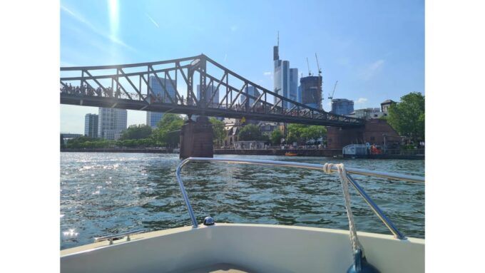 Frankfurt City: Private Skyline Sightseeing Boat Tour - Skyline Sightseeing Highlights
