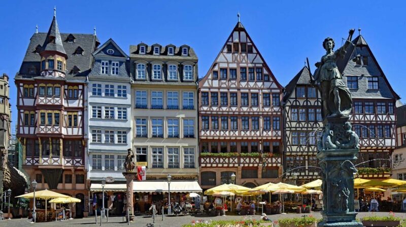 Frankfurt: Discover the heart of Frankfurt - a city tour in Russian - Authenticity and Accessibility