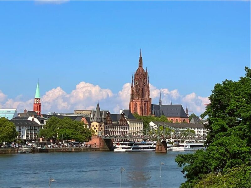 Frankfurt: Walking tour in Russian in private - just for you and your friends - An Intimate Encounter with Frankfurt’s Old Town