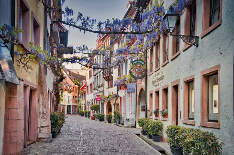 Freiburg im Breisgau: old town group walking tour Italian - Exploring Freiburg im Breisgau: An Italian Guided Walk Through the Old Town