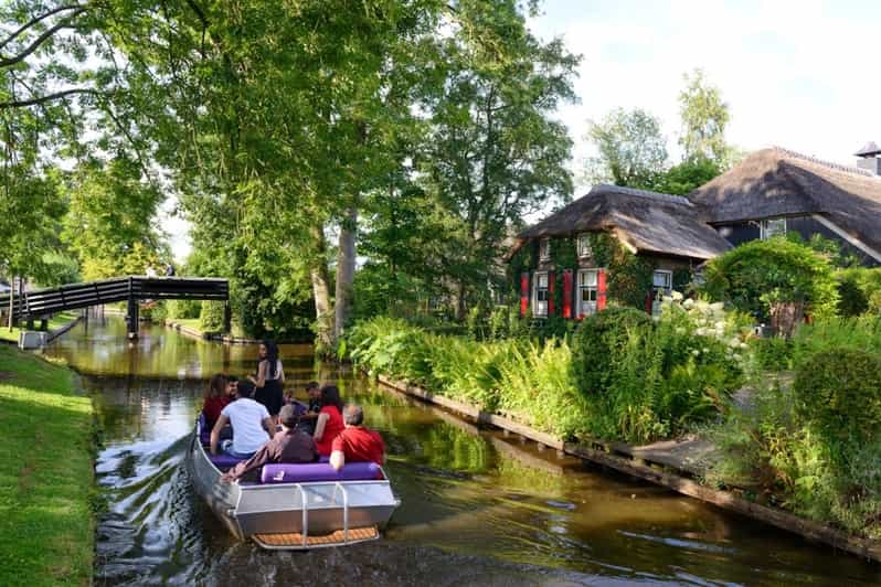 From Amsterdam: Private Tour to Giethoorn - Scenic Route to Giethoorn