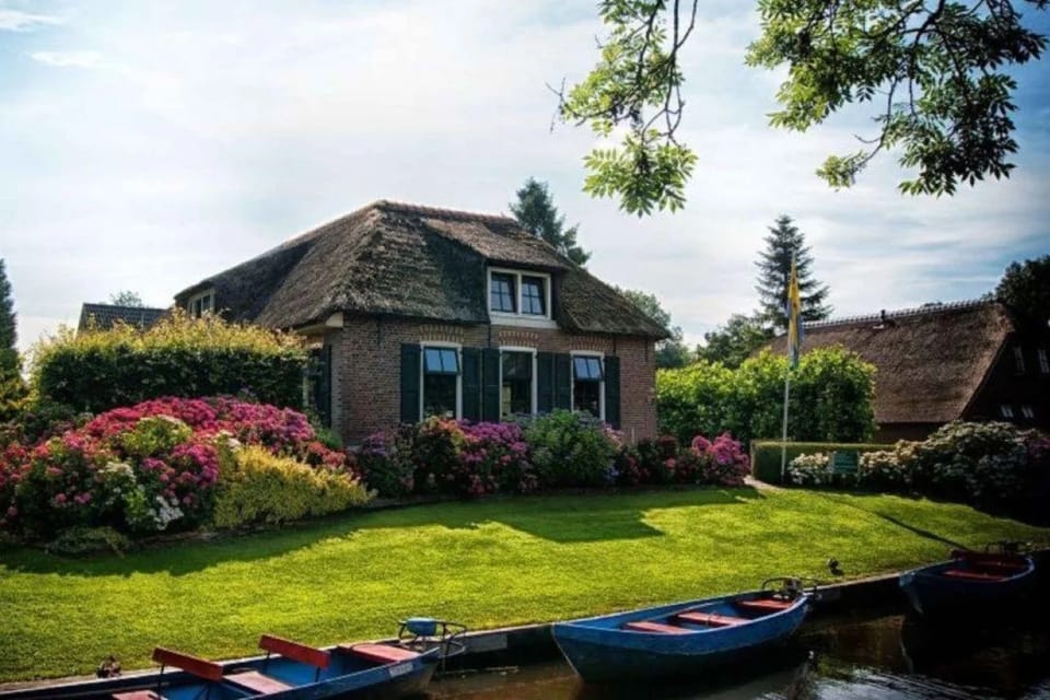 From Amsterdam: Private tour to Giethoorn with private boat - A Waterway Journey into the Heart of Dutch Tradition