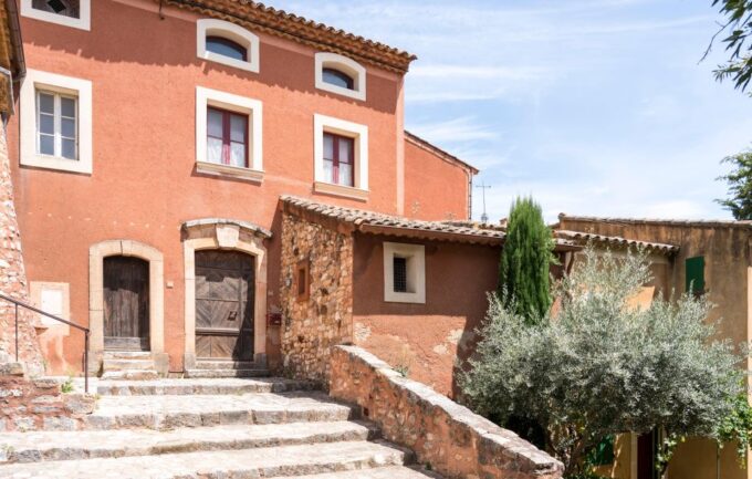 From Avignon: Villages in Luberon Half-Day Tour - Visiting Fontaine De Vaucluse