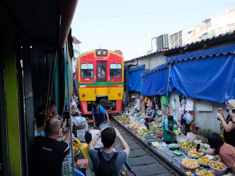 From Bangkok: Private Railway and Floating Market Tour - Navigating the Floating Market