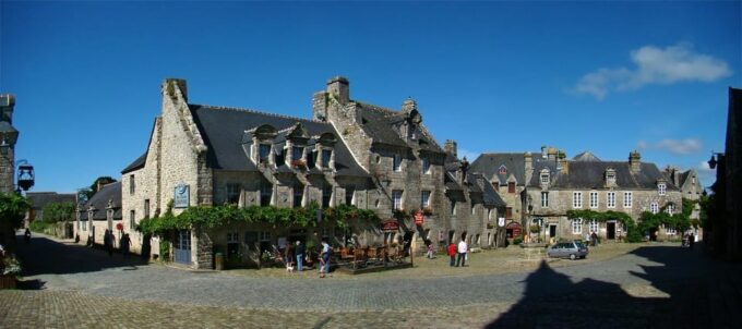 From Brest: Locronan Christmas Market and Douarmenez Tour - Experiencing the Troménies