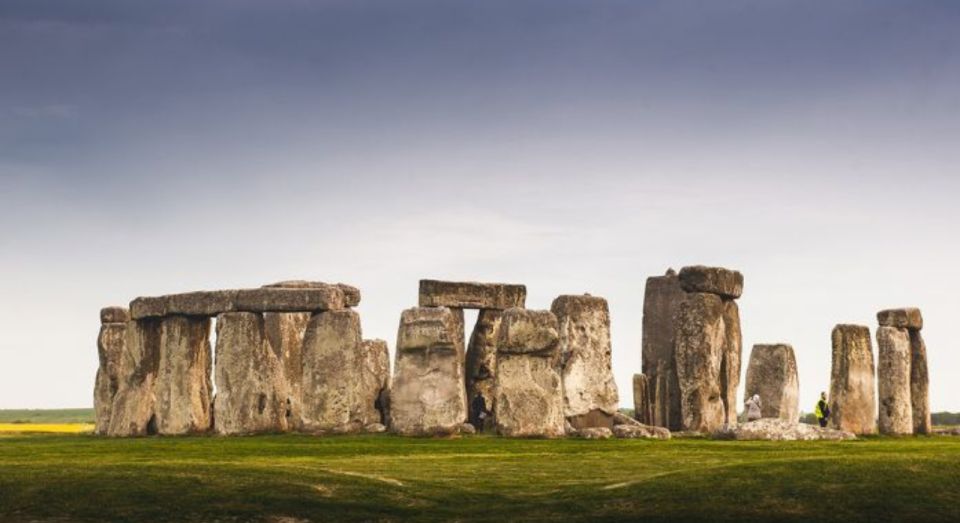 From Bristol: Stonehenge and Cotswold Villages Day Tour - Itinerary Highlights