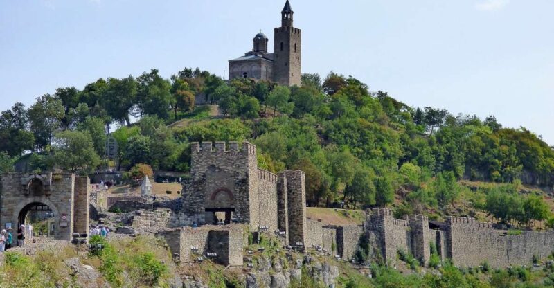 From Bucharest: Day Trip to Medieval Marvels of Bulgaria - Exploring Veliko Tarnovo