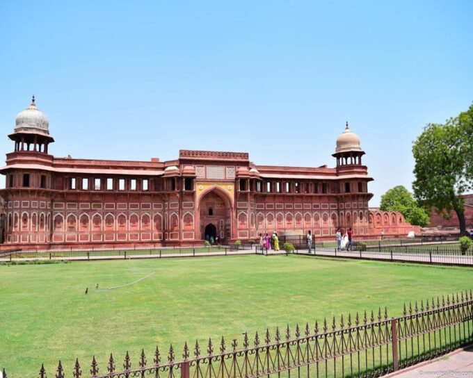 From Delhi: Taj Mahal Agra Tour With Female Guide - Unique Benefits of a Female Guide