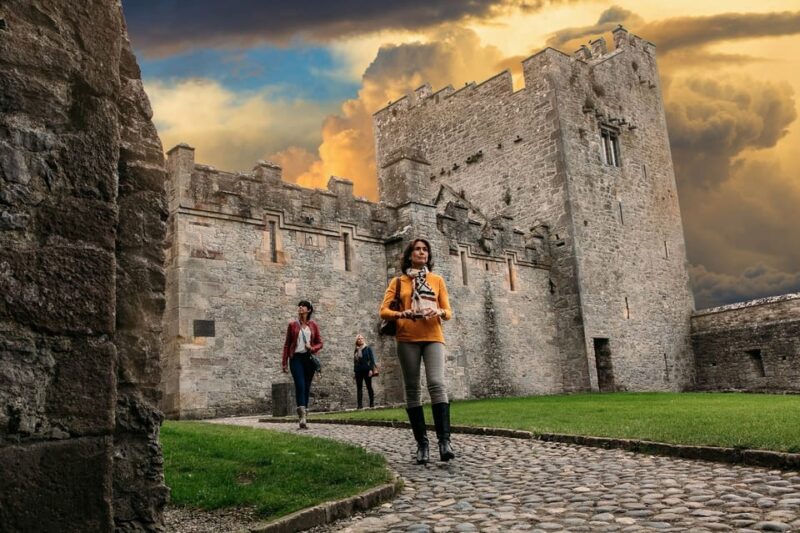 From Dublin: Cork, Cahir Castle, Rock of Cashel Tour in Spanish - Itinerary Highlights