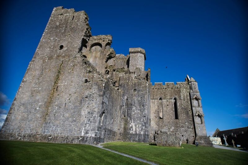 From Dublin: Cork, Cahir Castle, Rock of Cashel Tour in Spanish - Exploring Cork City