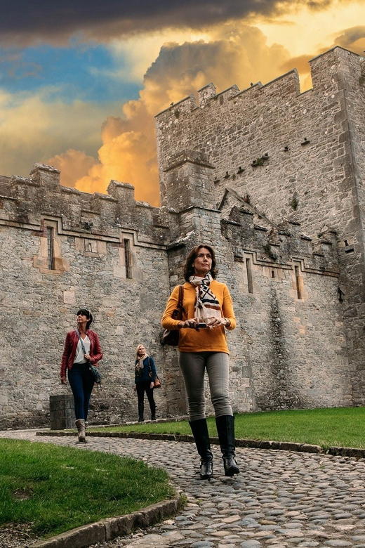 From Dublin: Cork, Cahir Castle, Rock of Cashel Tour in Spanish - Tour Features and Inclusions