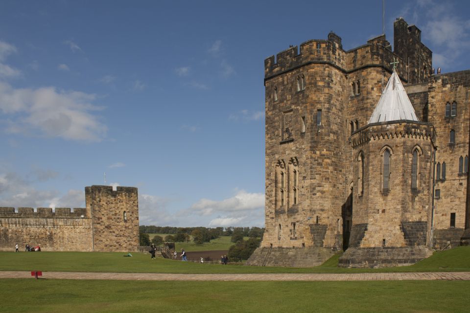 From Edinburgh: Alnwick Castle and Scottish Borders Tour - Customer Experience Ratings