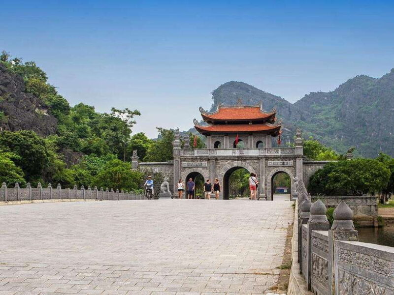From Hanoi: 1-Day Tour Ninh Binh: Hoa Lu, Trang An, Hang Mua - Adventure at Mua Caves
