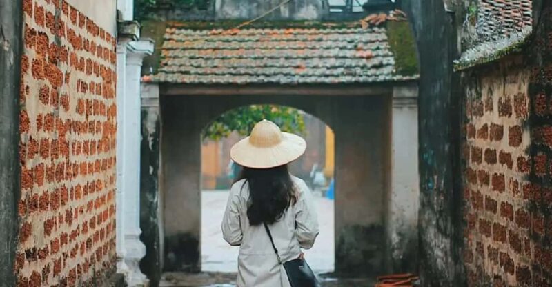 From Hanoi: Duong Lam Ancient Village Day Tour With Lunch - Visit Mong Phu Commune House
