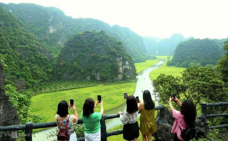 From Hanoi: Tam Coc Boat Trip and Hoa Lu & Mua Cave Tour - Experience the Natural Beauty of Tam Coc
