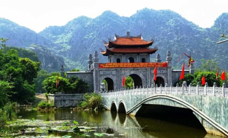 From Hanoi: Tam Coc Boat Trip and Hoa Lu & Mua Cave Tour - Climbing Mua Cave for Panoramic Views