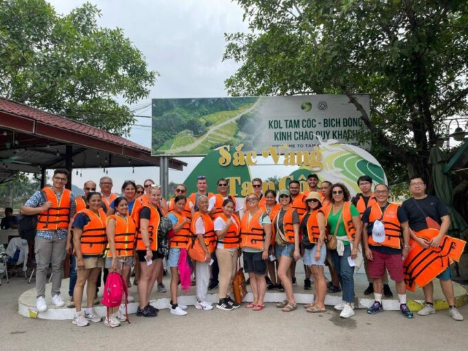 From Hanoi: Tam Coc or Trang An, Hoa Lu & Mua Cave Tour - Gliding Through the Serene Waterways of Trang An