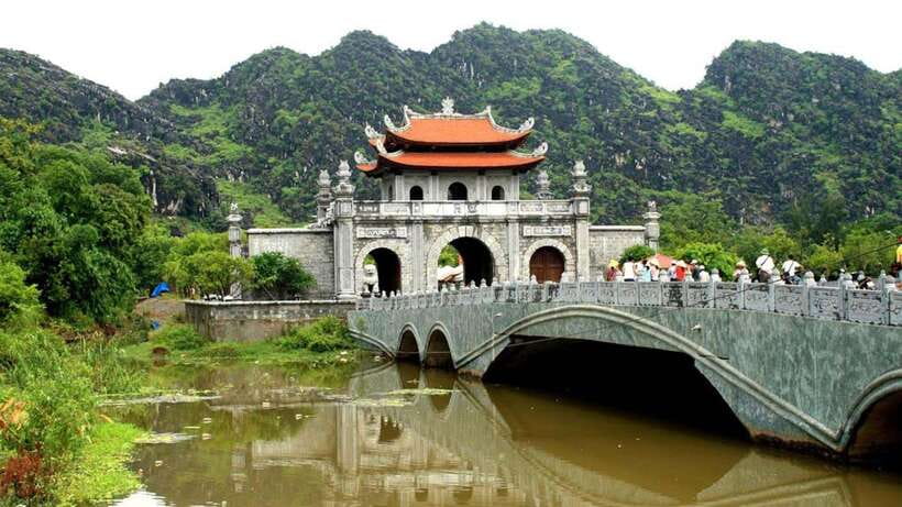 From Hanoi: Trang An, Hoa Lu, and Mua Caves Small-Group Tour - Exploring Hoa Lus Ancient Capital