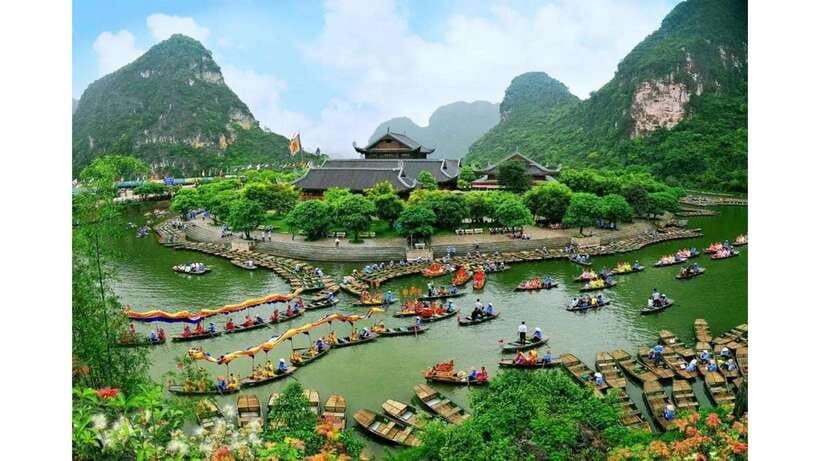 From Hanoi: Trang An, Hoa Lu, and Mua Caves Small-Group Tour - Experiencing Trang Ans Scenic Boat Ride