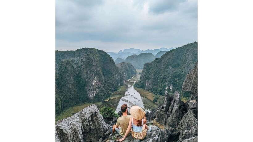 From Hanoi: Trang An, Hoa Lu, and Mua Caves Small-Group Tour - Conquering the Mua Cave Ascent