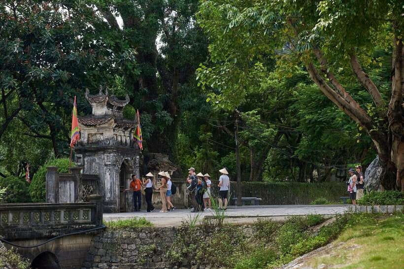 From Hanoi: Trang An, Hoa Lu & Mua Cave Full-Day Luxury Tour - Lunch