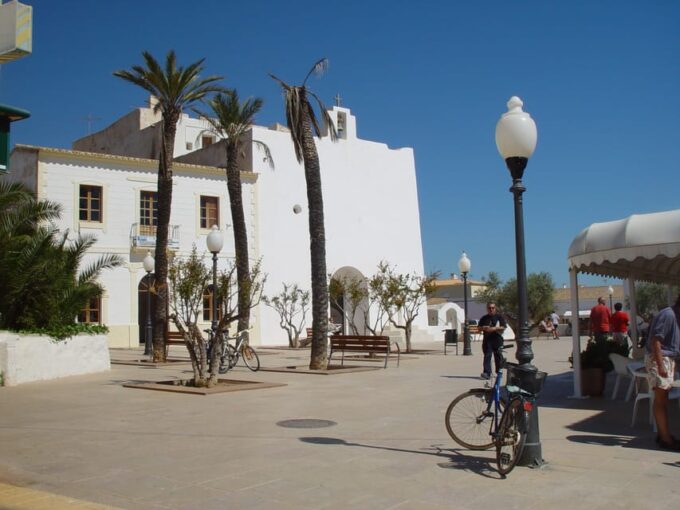 From Ibiza: Ferry and Guided Bus Excursion in Formentera - Discovering the Es Pujols Beach and Lunch
