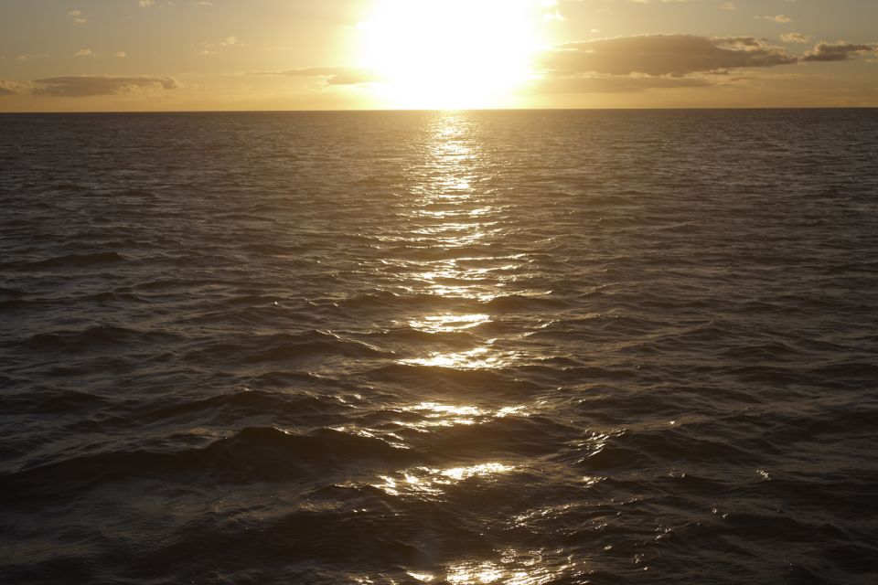 From Kona: Honokohau Sunset Boat Trip With Drinks and Snacks - Smooth-Sailing Catamaran Ride
