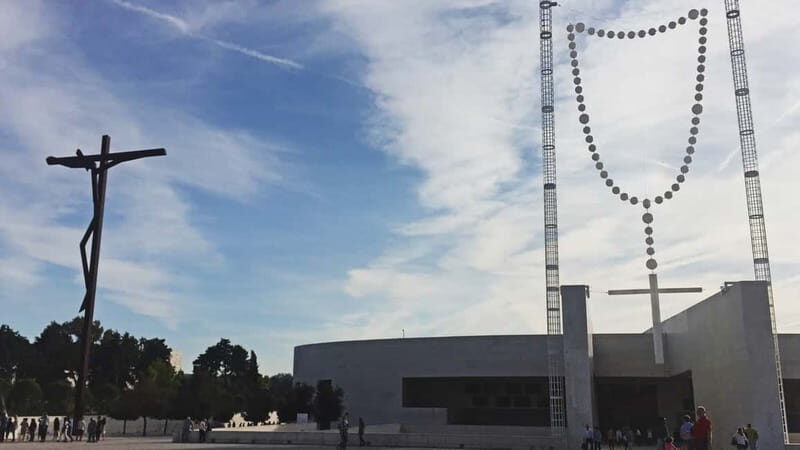 From Lisbon: Best of Fátima and surroundings Tour - Experience the Atmosphere and Spiritual Significance